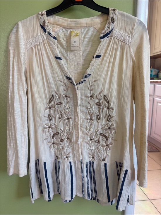 Anthropologie Tops - Anthropologie Embroidered Cream V-Neck Tunic with Navy Trim - XS